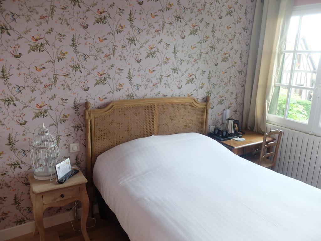 Auberge Du Grand Dauphin Dhuizon Szoba fotó