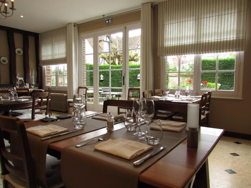 Auberge Du Grand Dauphin Dhuizon Kültér fotó